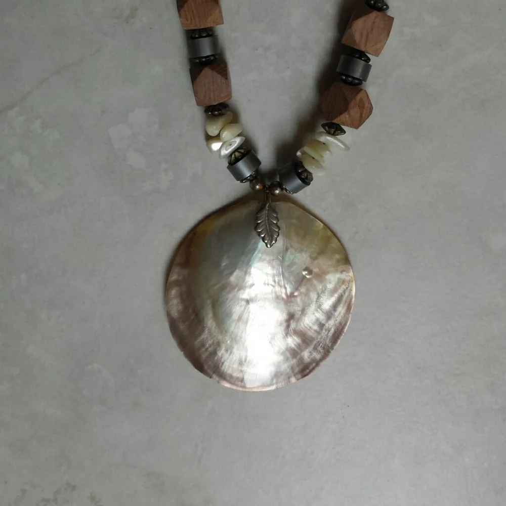Boutique Shell Necklace - Picture 7 of 10
